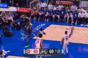 10-2！班凯罗中路突击风卷残云 起飞滑翔双手炸筐扣停活塞