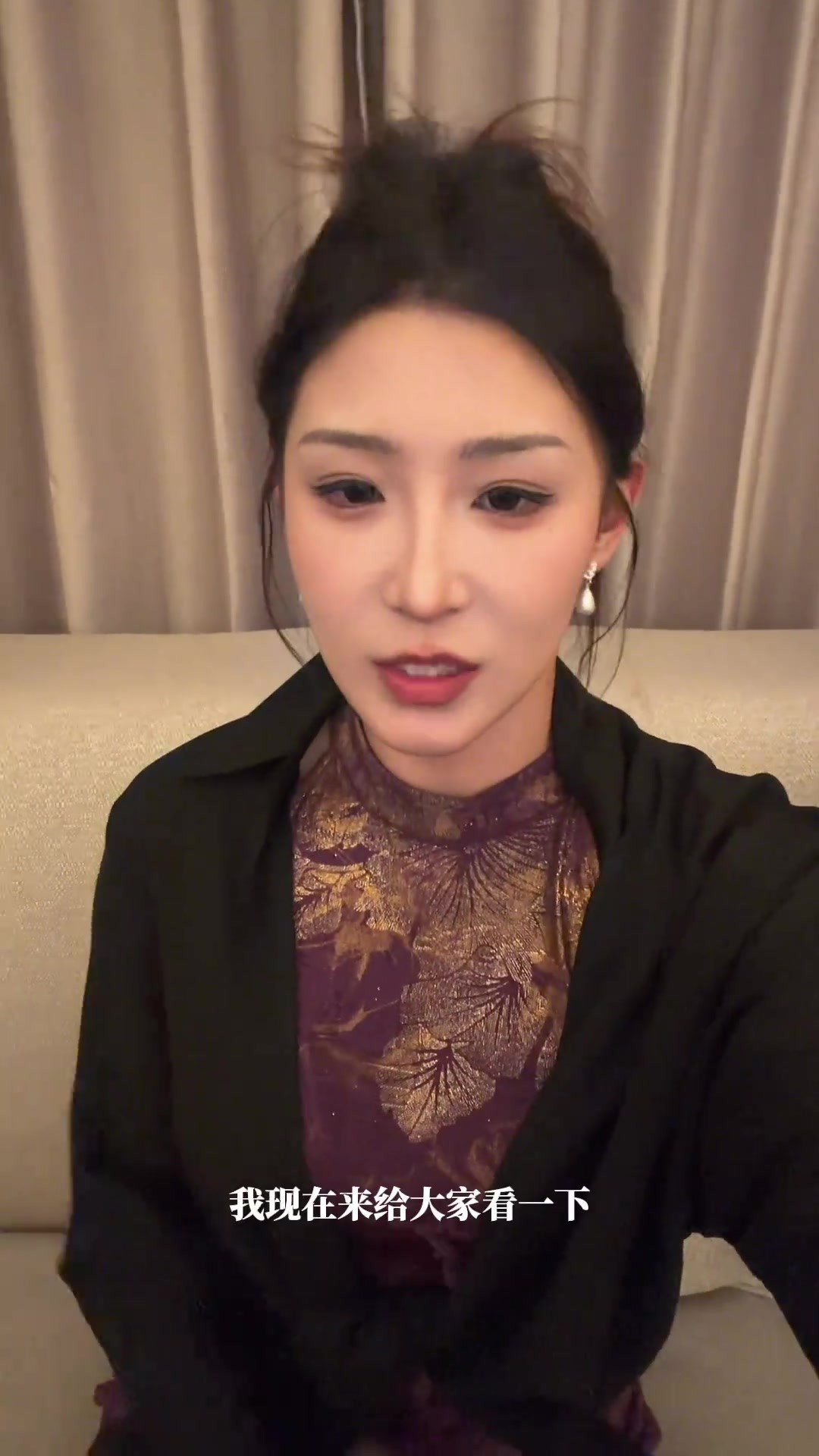 许嵩说得对~女足马德李身穿紫色旗袍参加亚洲杯抽签，这大膀子
